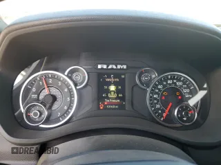2024 Ram 2500 Tradesman z VIN 3C6UR5CJ4RG228480, wystawiony jako Copart lot #57084275 z przebiegiem 1 014 mil mil oraz Szkoda całkowita • Salvage title. Historia ofert i sprzedaży dostępna na DreamBid. Obrazek 9.