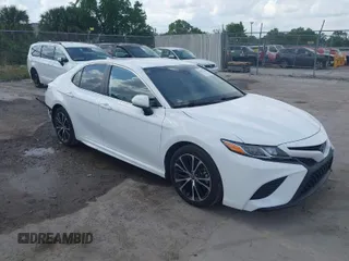 2020 Toyota Camry SE z VIN 4T1G11AK7LU975234, wystawiony jako IAAI lot #41912569 z przebiegiem 114 547 mil mil oraz . Historia ofert i sprzedaży dostępna na DreamBid. Obrazek 1.