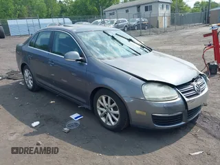 2010 Volkswagen Jetta Limited Edition z VIN 3VWRZ7AJ1AM017527, wystawiony jako IAAI lot #42434560 z przebiegiem 132 891 mil mil oraz . Historia ofert i sprzedaży dostępna na DreamBid. Obrazek 1.