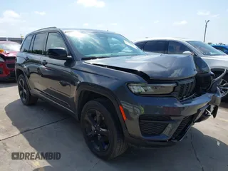 2023 Jeep Grand Cherokee Laredo z VIN 1C4RJHAG6PC546003, wystawiony jako IAAI lot #42200015 z przebiegiem 20 076 mil mil oraz . Historia ofert i sprzedaży dostępna na DreamBid. Obrazek 1.