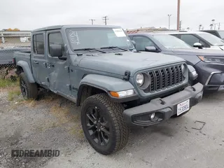 2025 Jeep Gladiator Nighthawk с VIN 1C6PJTAG3SL502731, выставлен на аукционе IAAI как лот 41884848 с пробегом 3 121 миль миль и . История ставок и продаж доступна на DreamBid. Изображение 1.