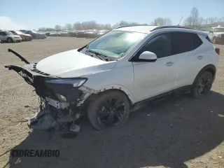 2024 Buick Encore GX Sport Touring z VIN KL4AMESL1RB078327, wystawiony jako Copart lot #54906155 z przebiegiem 48 010 mil mil oraz Nie do naprawy • Non repairable. Historia ofert i sprzedaży dostępna na DreamBid. Obrazek 1.