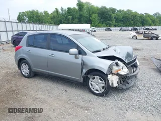 2011 Nissan Versa S z VIN 3N1BC1CP3BL360225, wystawiony jako IAAI lot #42213373 z przebiegiem 250 766 mil mil oraz . Historia ofert i sprzedaży dostępna na DreamBid. Obrazek 1.