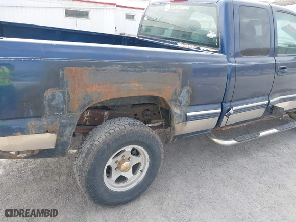 1999 Chevrolet Silverado 1500 LT with VIN 1GCEK19T3XE123498, listed as a IAAI auction lot 41801019 with 213,646 mi miles. Bid and sale history available at carsss.com. Image 6.