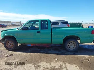 2002 Chevrolet S-10 LS with VIN 1GCDT19W228228916, listed as a IAAI auction lot 40902812 with 247,233 mi miles. Bid and sale history available at carsss.com. Image 15.