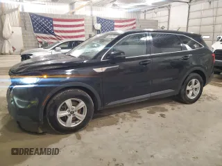 2021 Kia Sorento LX z VIN 5XYRG4LC1MG016935, wystawiony jako Copart lot #53887215 z przebiegiem 94 185 mil mil oraz Szkody całkowita. Historia ofert i sprzedaży dostępna na DreamBid. Obrazek 1.