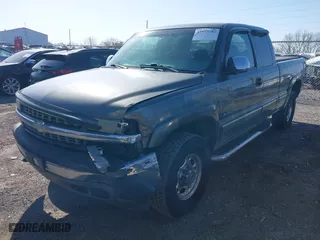 2000 Chevrolet Silverado 2500 LT with VIN 1GCGK29U0YE331086, listed as a IAAI auction lot 41973282 with 137,448 mi miles. Bid and sale history available at carsss.com. Image 2.
