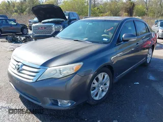2012 Toyota Avalon z VIN 4T1BK3DB9CU450206, wystawiony jako IAAI lot #41163518 z przebiegiem 230 317 mil mil oraz . Historia ofert i sprzedaży dostępna na DreamBid. Obrazek 2.