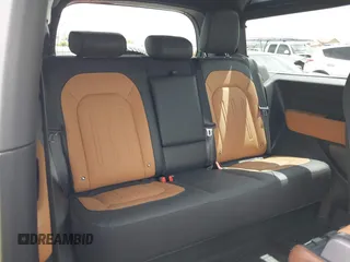2021 Land Rover Defender z VIN SALEX6RU9M2052319, wystawiony jako IAAI lot #42378394 z przebiegiem 30 822 mil mil oraz . Historia ofert i sprzedaży dostępna na DreamBid. Obrazek 8.