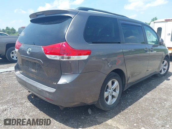2012 Toyota Sienna LE AAS z VIN 5TDKK3DC9CS252274, wystawiony jako IAAI lot #42553516 z przebiegiem 311 650 mil mil oraz . Historia ofert i sprzedaży dostępna na DreamBid. Obrazek 4.