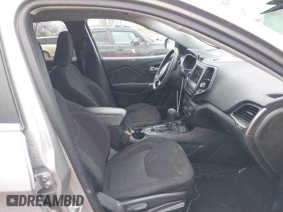 2019 Jeep Cherokee Latitude z VIN 1C4PJMCB3KD459969, wystawiony jako IAAI lot #41952058 z przebiegiem 82 719 mil mil oraz . Historia ofert i sprzedaży dostępna na DreamBid. Obrazek 5.
