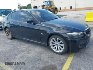 2011 BMW 3 Series 328i xDrive z VIN WBAPK5C5XBA653877, wystawiony jako IAAI lot #42373090 z przebiegiem 105 183 mil mil oraz . Historia ofert i sprzedaży dostępna na DreamBid. Obrazek 1.