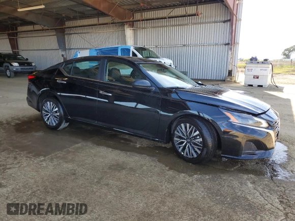 2025 Nissan Altima SV z VIN 1N4BL4DV7SN369382, wystawiony jako Copart lot #52144025 z przebiegiem 1 789 mil mil oraz Szkoda całkowita • Salvage title. Historia ofert i sprzedaży dostępna na DreamBid. Obrazek 4.