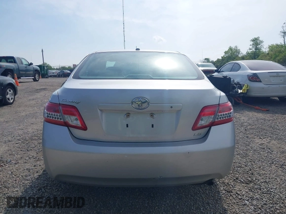 2011 Toyota Camry LE z VIN 4T1BF3EKXBU607307, wystawiony jako IAAI lot #42269501 z przebiegiem 153 051 mil mil oraz . Historia ofert i sprzedaży dostępna na DreamBid. Obrazek 15.