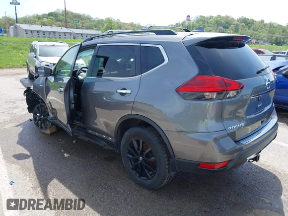 2017 Nissan Rogue SV z VIN 5N1AT2MV2HC820020, wystawiony jako IAAI lot #42071563 z przebiegiem 95 974 mil mil oraz . Historia ofert i sprzedaży dostępna na DreamBid. Obrazek 3.