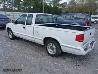 1997 GMC Sonoma SLS with VIN 1GTCS19X9V8527864, listed as a IAAI auction lot 41854768 with 135,450 mi miles. Bid and sale history available at carsss.com. Image 3.