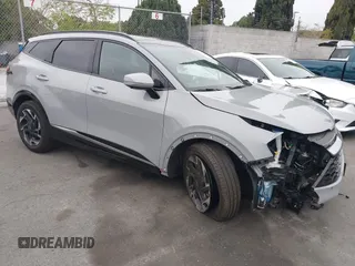 2025 Kia Sportage SX-Prestige z VIN 5XYK53DF4SG253958, wystawiony jako IAAI lot #41839577 z przebiegiem 8 205 mil mil oraz . Historia ofert i sprzedaży dostępna na DreamBid. Obrazek 1.