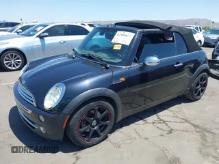 2008 MINI Convertible z VIN WMWRF33528TF67495, wystawiony jako IAAI lot #42305873 z przebiegiem 111 264 mil mil oraz . Historia ofert i sprzedaży dostępna na DreamBid. Obrazek 2.