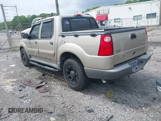2004 Ford Explorer Sport Trac XLS z VIN 1FMZU67K04UA43558, wystawiony jako IAAI lot #42124644 z przebiegiem 270 550 mil mil oraz . Historia ofert i sprzedaży dostępna na DreamBid. Obrazek 3.