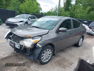 2016 Nissan Versa S z VIN 3N1CN7AP2GL874174, wystawiony jako IAAI lot #42316199 z przebiegiem 126 507 mil mil oraz . Historia ofert i sprzedaży dostępna na DreamBid. Obrazek 2.