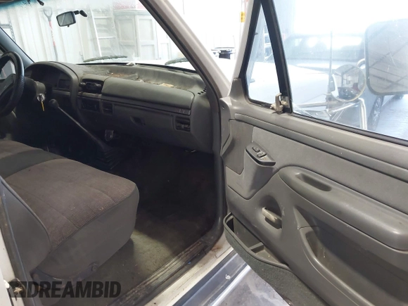 1993 Ford F-350 z VIN 2FTJW35M6PCA27433, wystawiony jako IAAI lot #42025246 z przebiegiem Nie podano mil oraz . Historia ofert i sprzedaży dostępna na DreamBid. Obrazek 5.