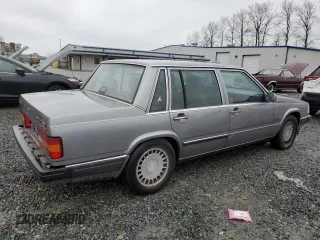 1990 Volvo 760 z VIN YV1GA8740L0089828, wystawiony jako Copart lot #84668844 z przebiegiem 272 600 mil mil oraz Szkody całkowita. Historia ofert i sprzedaży dostępna na DreamBid. Obrazek 3.