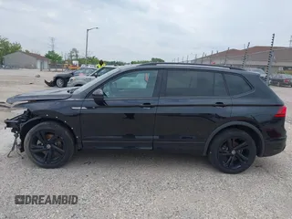 2024 Volkswagen Tiguan SE R-Line Black z VIN 3VV8B7AX2RM019937, wystawiony jako IAAI lot #42462068 z przebiegiem 24 904 mil mil oraz . Historia ofert i sprzedaży dostępna na DreamBid. Obrazek 14.