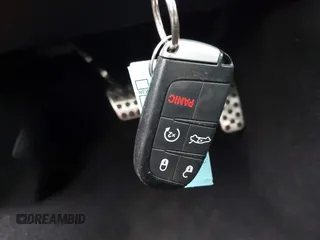 2019 Dodge Challenger SXT z VIN 2C3CDZAGXKH632914, wystawiony jako IAAI lot #42218764 z przebiegiem Nie podano mil oraz . Historia ofert i sprzedaży dostępna na DreamBid. Obrazek 11.