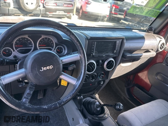 2010 Jeep Wrangler Sahara z VIN 1J4AA5D15AL154750, wystawiony jako Copart lot #55258735 z przebiegiem 157 811 mil mil oraz Czysty tytuł • Clean title. Historia ofert i sprzedaży dostępna na DreamBid. Obrazek 9.