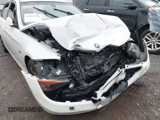 2008 BMW 3 Series 328xi z VIN WBAVC73538A236710, wystawiony jako IAAI lot #41961228 z przebiegiem 76 686 mil mil oraz . Historia ofert i sprzedaży dostępna na DreamBid. Obrazek 6.