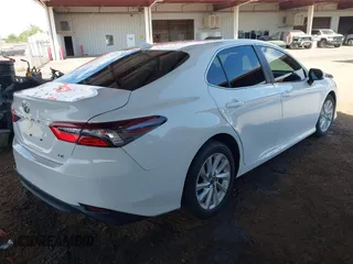 2024 Toyota Camry LE z VIN 4T1C11AK4RU864390, wystawiony jako IAAI lot #42212311 z przebiegiem 17 107 mil mil oraz . Historia ofert i sprzedaży dostępna na DreamBid. Obrazek 4.