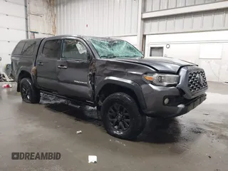 2021 Toyota Tacoma SR z VIN 5TFCZ5AN3MX257483, wystawiony jako IAAI lot #42039759 z przebiegiem 40 337 mil mil oraz . Historia ofert i sprzedaży dostępna na DreamBid. Obrazek 1.