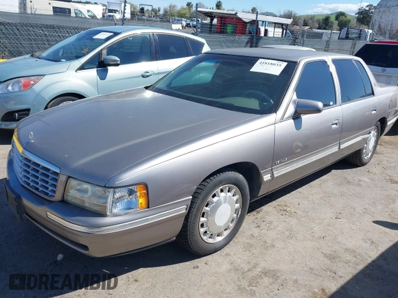 1998 Cadillac DeVille z VIN 1G6KD54Y4WU800220, wystawiony jako IAAI lot #41818035 z przebiegiem 121 555 mil mil oraz . Historia ofert i sprzedaży dostępna na DreamBid. Obrazek 2.