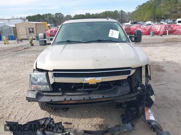 2008 Chevrolet Suburban Commercial with VIN 3GNGK26K98G207580, listed as a IAAI auction lot 41652697 with 262,677 mi miles. Bid and sale history available at carsss.com. Image 12.
