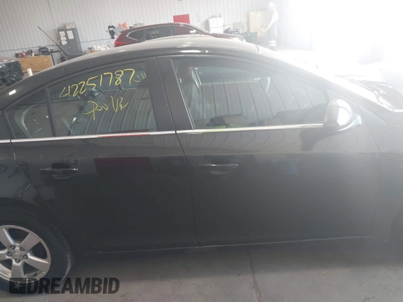 2014 Chevrolet Cruze 1LT z VIN 1G1PC5SB0E7383723, wystawiony jako IAAI lot #42251787 z przebiegiem 129 366 mil mil oraz . Historia ofert i sprzedaży dostępna na DreamBid. Obrazek 13.