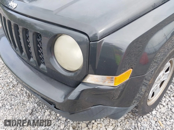 2011 Jeep Patriot Latitude with VIN 1J4NT1GA0BD129377, listed as a IAAI auction lot 42098404 with 212,834 mi miles. Bid and sale history available at carsss.com. Image 6.