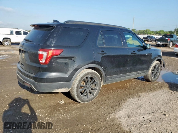 2017 Ford Explorer XLT z VIN 1FM5K7D88HGD96198, wystawiony jako Copart lot #64173105 z przebiegiem 137 081 mil mil oraz Szkoda całkowita • Salvage title. Historia ofert i sprzedaży dostępna na DreamBid. Obrazek 3.
