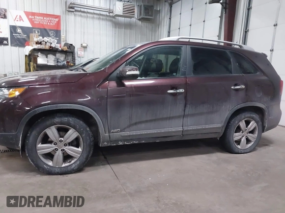 2013 Kia Sorento EX z VIN 5XYKUDA29DG313777, wystawiony jako IAAI lot #41574912 z przebiegiem 120 003 mil mil oraz . Historia ofert i sprzedaży dostępna na DreamBid. Obrazek 14.