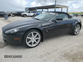2008 Aston Martin Vantage z VIN SCFBF04B98GD08262, wystawiony jako Copart lot #51824585 z przebiegiem 27 400 mil mil oraz Tytuł czysty. Historia ofert i sprzedaży dostępna na DreamBid. Obrazek 1.