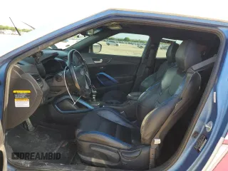 2016 Hyundai Veloster Turbo z VIN KMHTC6AEXGU261247, wystawiony jako Copart lot #52240215 z przebiegiem 137 238 mil mil oraz Czysty tytuł • Clean title. Historia ofert i sprzedaży dostępna na DreamBid. Obrazek 7.