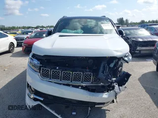 2023 Jeep Grand Wagoneer z VIN 1C4SJVEJ7PS570435, wystawiony jako IAAI lot #42289466 z przebiegiem Nie podano mil oraz . Historia ofert i sprzedaży dostępna na DreamBid. Obrazek 12.