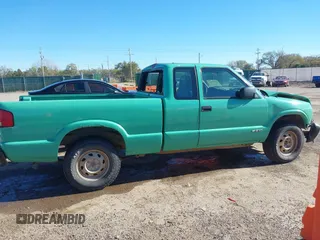 2002 Chevrolet S-10 LS with VIN 1GCDT19W228228916, listed as a IAAI auction lot 40902812 with 247,233 mi miles. Bid and sale history available at carsss.com. Image 14.