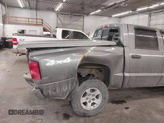 2007 Dodge Dakota SLT z VIN 1D7HW48J17S138642, wystawiony jako IAAI lot #41419794 z przebiegiem 79 350 mil mil oraz . Historia ofert i sprzedaży dostępna na DreamBid. Obrazek 13.