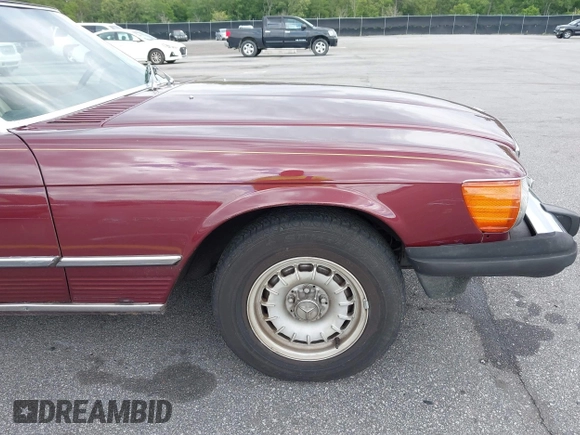 1985 Mercedes-Benz 380 z VIN WDBBA45C0FA026342, wystawiony jako IAAI lot #42197536 z przebiegiem 116 373 mil mil oraz . Historia ofert i sprzedaży dostępna na DreamBid. Obrazek 6.
