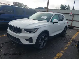 2023 Volvo XC40 Ultimate Bright Theme с VIN YV4L12UA6P2057484, выставлен на аукционе IAAI как лот 40963901 с пробегом 8 196 миль миль и . История ставок и продаж доступна на DreamBid. Изображение 2.