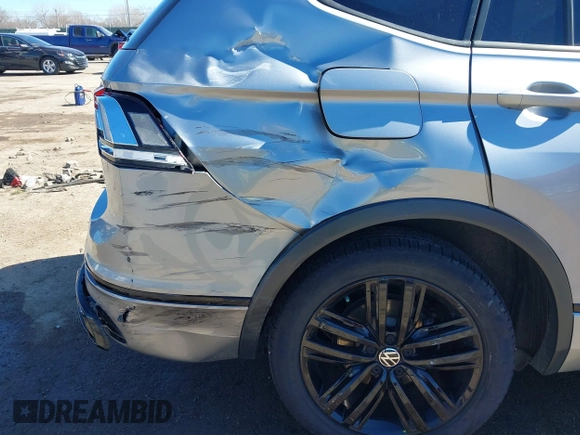 2022 Volkswagen Tiguan SE R-Line Black z VIN 3VVCB7AX4NM008121, wystawiony jako IAAI lot #41671382 z przebiegiem 71 674 mil mil oraz . Historia ofert i sprzedaży dostępna na DreamBid. Obrazek 6.