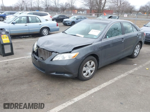 2008 Toyota Camry LE z VIN 4T1BE46K78U751994, wystawiony jako IAAI lot #41712149 z przebiegiem 104 933 mil mil oraz . Historia ofert i sprzedaży dostępna na DreamBid. Obrazek 2.