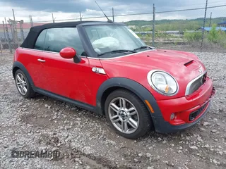 2014 MINI Convertible S z VIN WMWZP3C52ET706272, wystawiony jako IAAI lot #42198277 z przebiegiem 40 372 mil mil oraz . Historia ofert i sprzedaży dostępna na DreamBid. Obrazek 1.