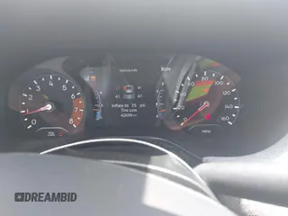 2024 Jeep Compass Latitude с VIN 3C4NJDBN3RT597390, выставлен на аукционе IAAI как лот 42499864 с пробегом 42 699 миль миль и . История ставок и продаж доступна на DreamBid. Изображение 7.