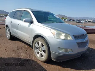 2012 Chevrolet Traverse LTZ z VIN 1GNKRLED6CJ303835, wystawiony jako IAAI lot #42404654 z przebiegiem 151 213 mil mil oraz . Historia ofert i sprzedaży dostępna na DreamBid. Obrazek 1.